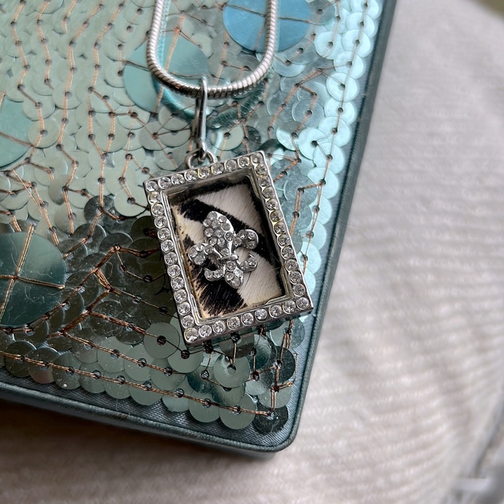 Beautiful Fleur-di-lis Pendant Necklace 🦋